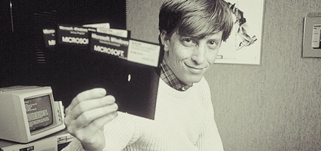 Bill Gates programando en una computadora en su juventud