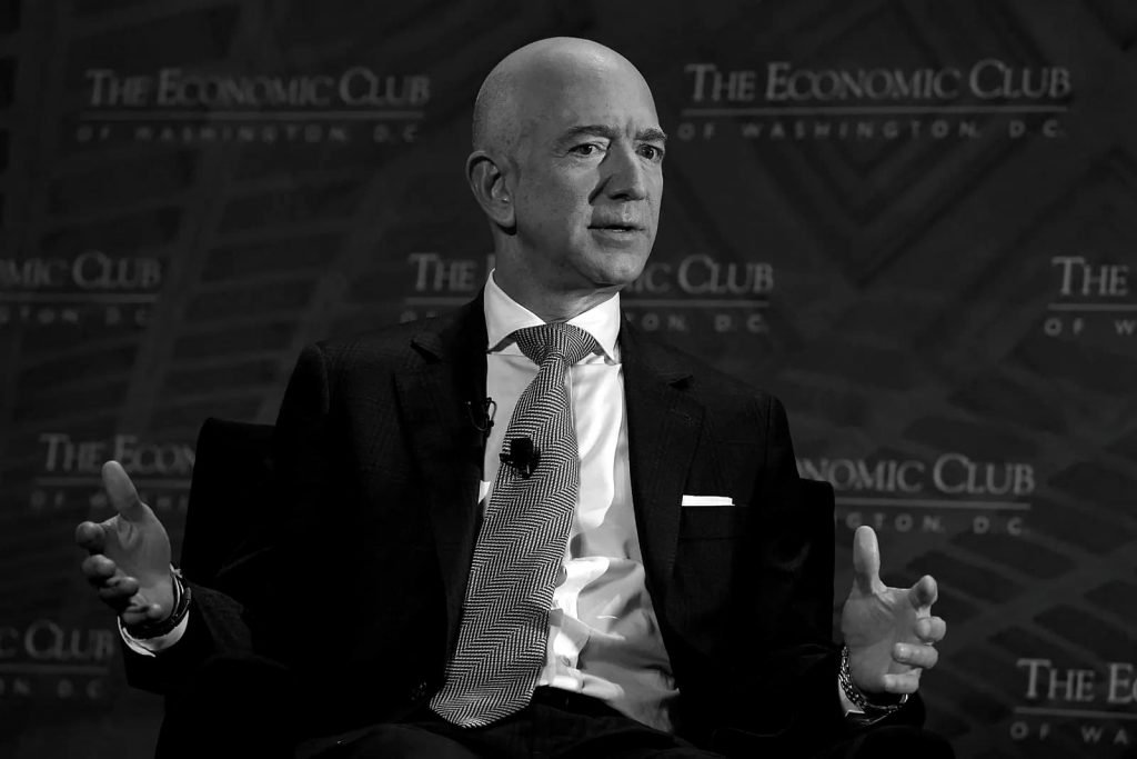 Jeff Bezos hablando en una conferencia