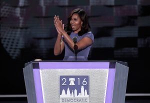 Michelle Obama dando un discurso