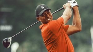 Tiger Woods en plena acción durante un torneo de golf