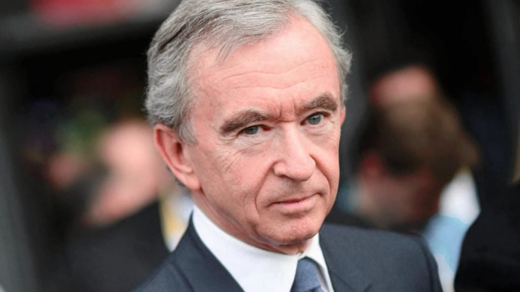 Bernard Arnault, visionario empresario y líder de la industria del lujo, en un evento de moda internacional