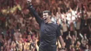 Tony Robbins, renombrado coach de vida y conferenciante motivacional, inspirando a la audiencia durante una conferencia