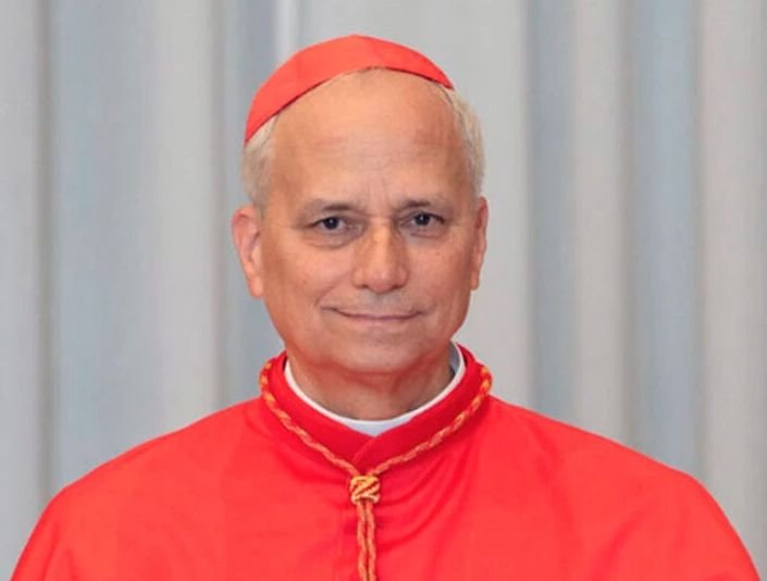 Retrato de Robert Francis Prevost como Papa León XIV durante una ceremonia en el Vaticano.