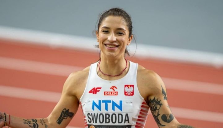 Ewa Swoboda en plena carrera de 60 metros durante un campeonato europeo indoor, mostrando fuerza y concentración.