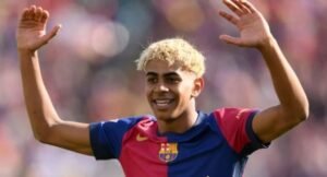 Lamine Yamal celebrando un gol con el FC Barcelona, con gesto de determinación y la camiseta blaugrana.