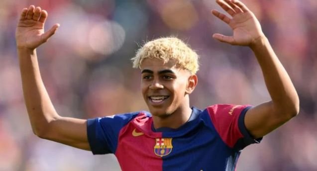 Lamine Yamal celebrando un gol con el FC Barcelona, con gesto de determinación y la camiseta blaugrana.