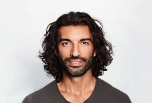 Justin Baldoni en un evento público, reconocido actor y director comprometido con temas sociales y emocionales