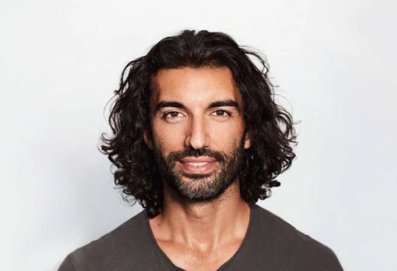 Justin Baldoni en un evento público, reconocido actor y director comprometido con temas sociales y emocionales