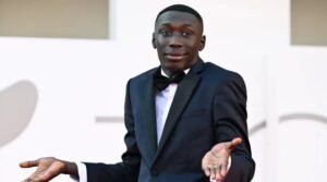 Khaby Lame, influencer senegalés-italiano, realiza su gesto icónico de manos abiertas que lo hizo famoso en TikTok por su humor silencioso y reacciones minimalistas.