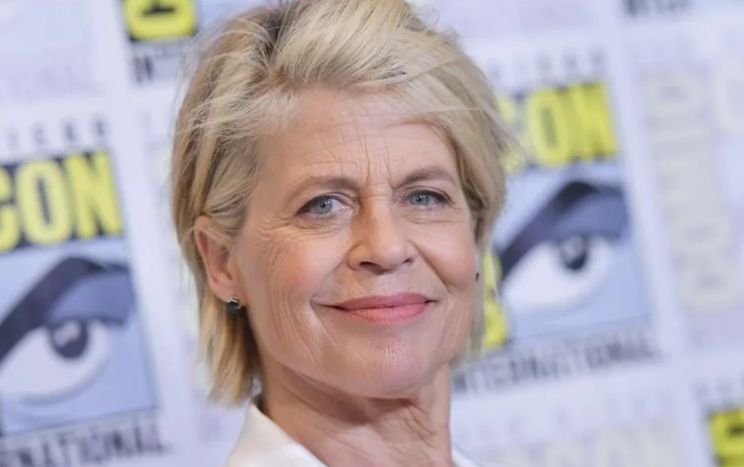 Linda Hamilton como Sarah Connor con expresión decidida en una escena de Terminator 2