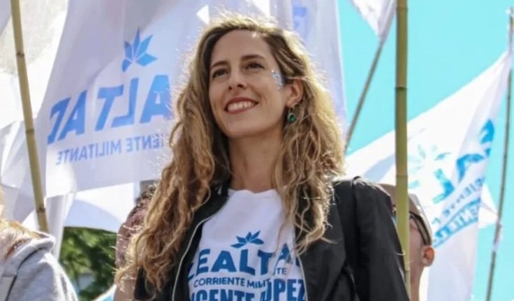 Retrato de Alesia Abaigar, funcionaria del Ministerio de Mujeres de la Provincia de Buenos Aires, con expresión serena, en un acto público.