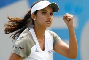 Sania Mirza en la cancha durante un partido de dobles, vestida con ropa deportiva y raqueta en mano