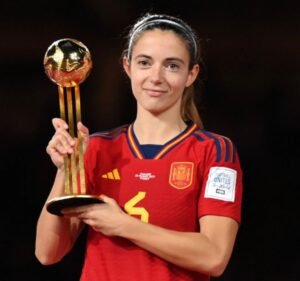 La centrocampista catalana celebra el premio a mejor jugadora del Mundial tras consagrarse campeona con España.