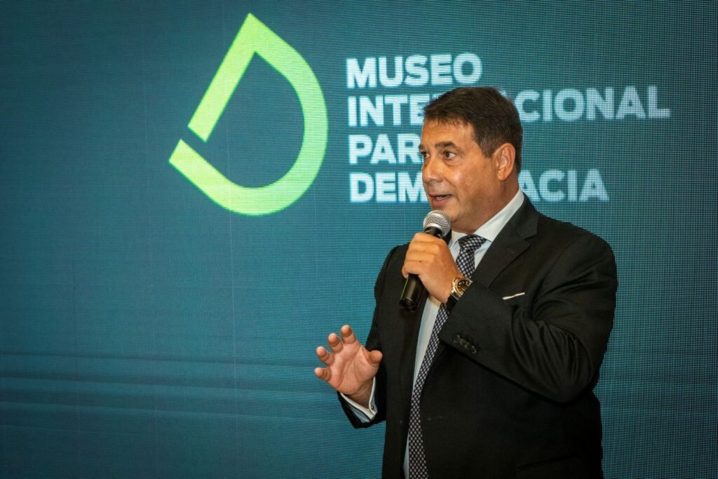 Retrato de Guillermo Whpei, defensor argentino de los derechos humanos y presidente de la Fundación para la Democracia Internacional.