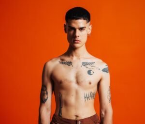 Ca7riel es música, cuerpo y ruptura