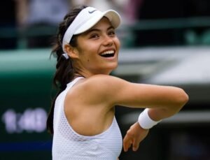 Emma Raducanu sonríe en Wimbledon