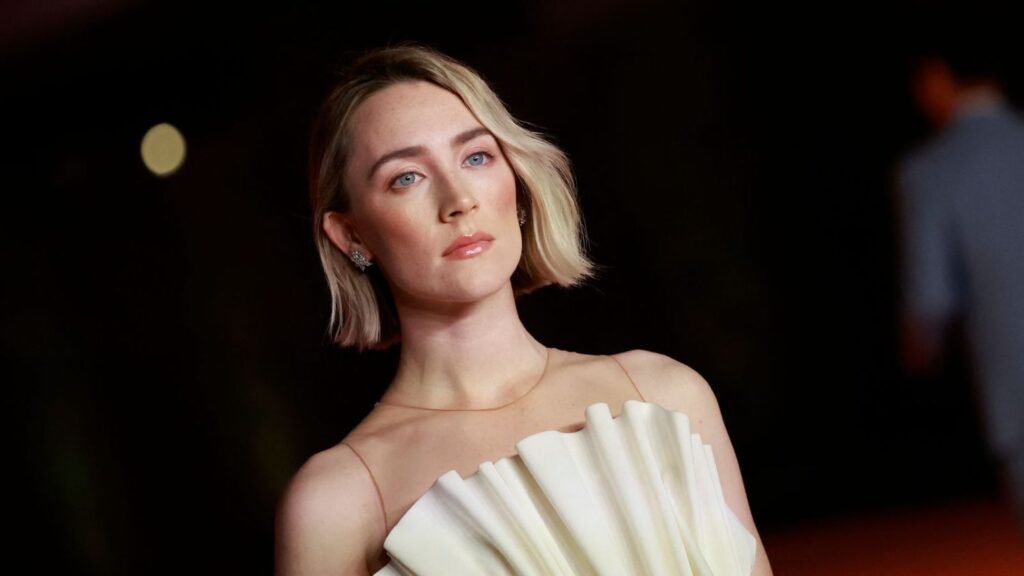 Saoirse Ronan en retrato de estudio