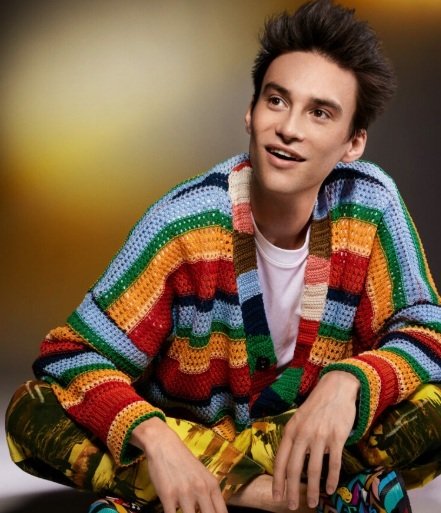 Jacob Collier rodeado de instrumentos, teclados y cables, trabajando en su estudio casero.