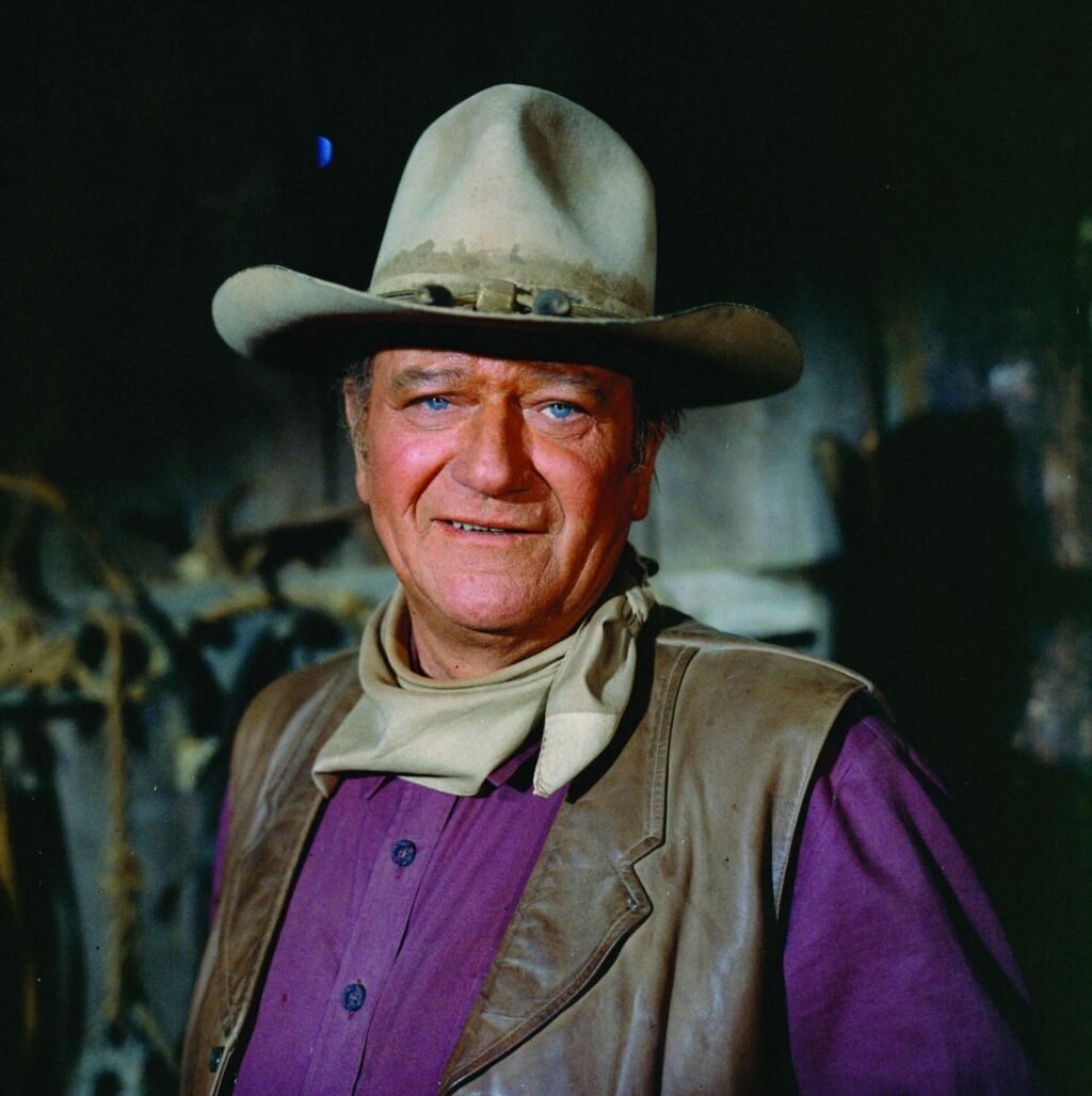 Retrato de John Wayne con sombrero vaquero y mirada firme, símbolo del cine western estadounidense del siglo XX.