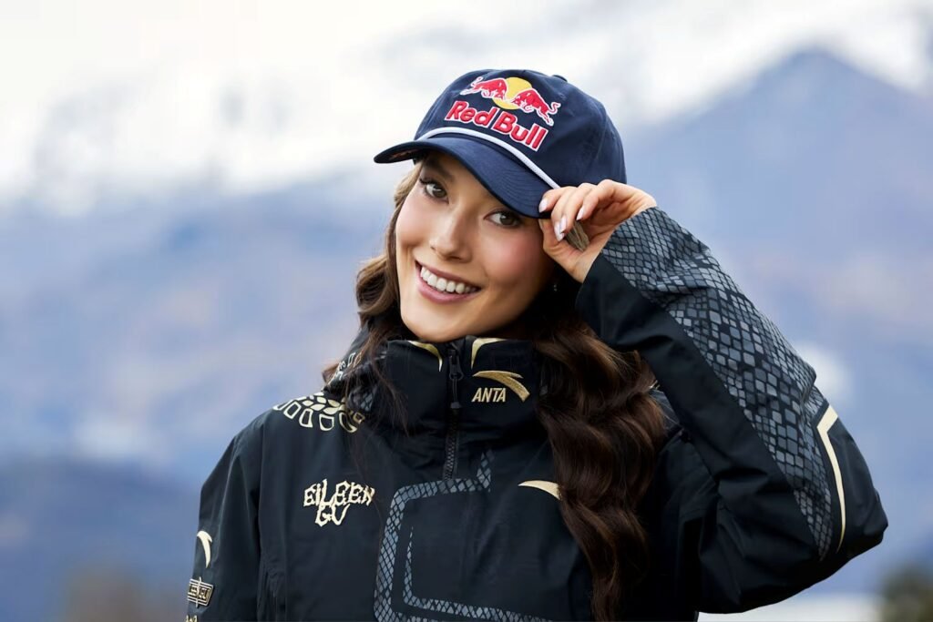 Eileen Gu en plena ejecución aérea en halfpipe